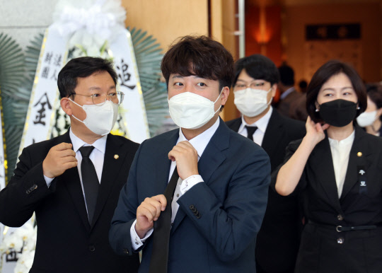 이준석 국민의힘 대표가 26일 서울 용산구 백범김구기념관에서 열린 백범 김구 선생 제73주기 추모식에 참석한 뒤 기념관을 나서고 있다. 국회사진기자단=연합뉴스.